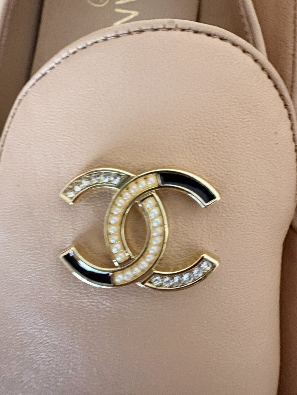 CHANEL Beige Leather CC Logo Loafers Size 40 Made in Italy - Picture 2 of 7